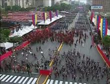 Capture d'image de la télévision vénézuélienne montrant des militaires rompant les rangs dans un mouvement de panique, lors d'une tentative d'attentat contre le président vénézuélien Nicolas Maduro, l