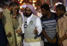 Des pèlerins musulmans parlent à un traducteur à La Mecque, avant le début dimanche du hajj, le 17 août 2018