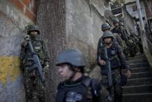 Des militaires brésiliens patrouillent dans une favela de Rio de Janeiro, le 21 juin 2018