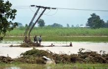Pilier électrique endommagé par les inondations après la rupture du barrage Swar Chaung à Bago en Birmanie, le 30 août 2018