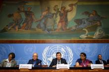 Les enquêteurs de l'ONU sur la situation des Rohingyas en Birmanie (2e à gauche) Christopher Sidoti, Marzuki Darusman (au centre) et Radhika Coomaraswamy (2e à droite) présentent leur rapport à Genève