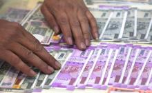 La roupie indienne a atteint vendredi son niveau le plus bas de 71 roupies pour un dollar