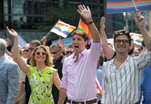 Le Premier ministre canadien Justin Trudeau (centre), entouré de sa femme Sophie Gregoire Trudeau et de l'acteur Antoni Porowski, à Montréal lors de la Marche des fiertés homosexuelles, le 19 août 201