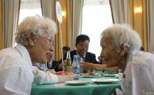 La Sud-Coréenne Cho Hae-do (à gauche), parle à sa soeur Nord-Coréenne Cho Sun Do (à droite), 89 avant de se dire au revoir, après une réunion de famille de trois jours organisée au Mont Kumgang, en Co