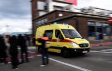 Une ambulance quitte l'aéroport de Bruxelles le 22 mars 2016