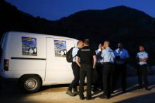 Des gendarmes arrivent au canyon de Zoicu, à Soccia (Corse-du-Sud) où quatre pratiquants de canyoning, dont un enfant, sont morts et un autre était toujours porté disparu le 1er août 2018