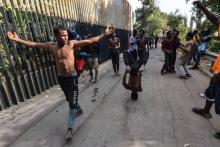 Des hommes se réjouissent après avoir réussi à passer dans l'enclave espagnole de Ceuta le 22 août 2018