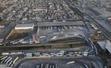 Des camions venus du Mexique arrivent aux douanes américaines, en Californie (photo Getty images)