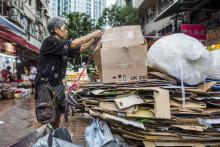 Au Fung-lan, 67 ans, collecte des cartons à Hong Kong, le 20 juillet 2018. Elle travaille de l'aube au crépuscule et ramasse 300 kg de cartons par jour.