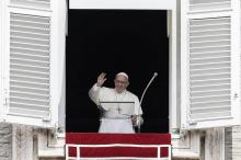 Le pape François salue les pélerins au Vatican, le 15 août 2018