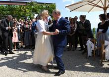 Le président russe Vladimir Poutine danse avec la ministre autrichienne des Affaires étrangères Karin Kneissl lors de son mariage à Gamlitz dans le sud-est de l'Autriche