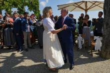 Le président russe Vladimir Poutine danse avec la ministre autrichienne des Affaires étrangères Karin Kneissl lors de son mariage. A Gamlitz (Autriche) le 18 août 2018.