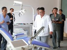 Le dirigeant nord-coréen Kim Jong-Un visite l'usine de production d'équipements médicaux de Myohyangsan, sur une photo non datée publiée par l'agence officielle KCNA le 21 août 2018