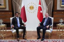 L'émir du Qatar, Cheikh Tamim ben Hamad Al-Thani (G) et le président turc Recep Tayyip Erdogan (D) le 15 août 2018, à Ankara, en Turquie