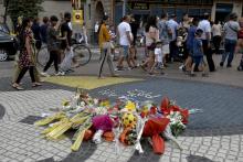 Fleurs déposée le 16 août 2018 sur les ramblas de Barcelone en mémoire des victimes de l'attentat jihadiste, qui a fait 16 morts le 17 août 2017