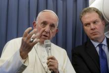 Le pape François s'exprime devant des journalistes lors de son vol retour d'Irlande, le 26 août 2018