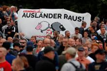 "Les criminels étrangers, dehors!", peut-on lire sur une pancarte dans une manifestation à Chemnitz le 27 août 2018, après la mort d'un Allemand tué dans une "dispute entre des personnes de différente