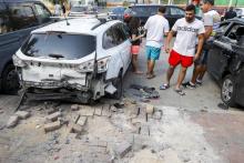 Une voiture endommagée par une roquette tirée de la bande Gaza sur la ville israélienne de Sdérot le le 9 août 2018