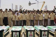 Des jeunes yéménites participent le 13 août 2018 dans la ville de Saada, fief rebelle dans le nord du Yémen, aux funérailles d'enfants tués lors d'un raid aérien attribué à la coalition militaire diri