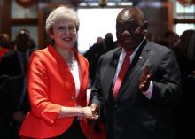 La Première ministre Theresa May est saluée par le président sud-africain Cyril Ramaphosa au Cap le 28 août 2018, première étape d'une tournée de la dirigeante britannique en Afrique.
