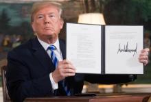 Donald Trump montre l'ordre de rétablir les sanctions contre l'Iran, signé le 8 mai 2018 à la Maison Blanche, à Washington