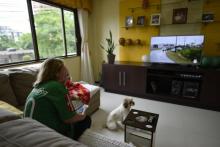 Une femme regarde la télévision à Chapeco au Brésil, le 3 décembre 2016