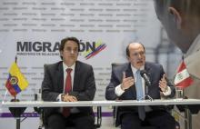 Le Directeur des migrations colombien, Christian Kruger (G) et le Superintendant national des migrations péruvien, Eduardo Sevilla, lors d'une conférence de presse à Bogota, le 28 août 2018