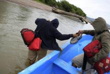 "Guardabarranco" et "PSJ" descendent d'une barque au Costa Rica après avoir franchi le rio San Juan, le 7 août 2018