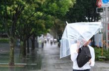 Un passant à Tokyo à l'approche du typhon Shanshan, le 8 août 2018