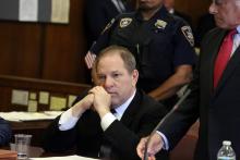 Photo prise le 9 juillet 2018 de Harvey Weinstein (c) lors d'une comparution devant une cour de New York.