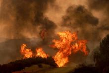 Un brasier de l'incendie "Mendocino Complex" près de Clearlake Oaks en Californie, le 5 août 2018