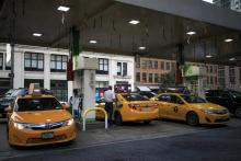 Des chauffeurs de taxis font le plein de carburant à une station service dans le quartier de Manhattan à New York, le 8 août 2018