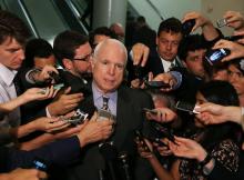 Photo d'archive du sénateur américain John McCain après une réunion à huis-clos au sujet de la Syrie au Capitol à Washington aux Etats-Unis, le 3 septembre 2013
