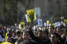 Des partisans des Frères musulmans en 2014 au Caire lors d'une manifestation en souvenir de la répression des manifestations à Rabaa al-Adawiya en 2013
