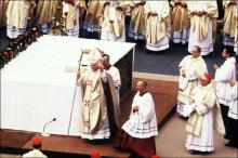Le pape polonais Jean-Paul II salue l'audience lors de l'inauguration solennelle de son pontificat, le 22 octobre 1978, au Vatican