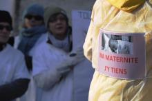 Manifestation contre le projet de fermeture de la maternité et d'une partie de la chirurgie au centre hospitalier, le 11 février 2012 à Le Blanc