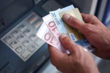 Le ministre de l'Economie Bruno Le Maire a plaidé mardi pour un plafonnement des frais bancaires à 200 euros par an