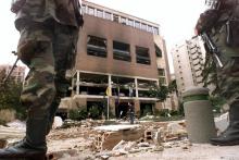 Des soldats près des décombres du club El Nogal visé par un attentat à la voiture piégée, le 7 février 2003 à Bogota.