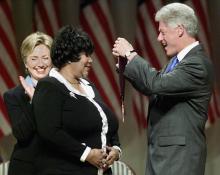 Le président des Etats-Unis Bill Clinton remet la médaille nationale des Arts à Aretha Franklin devant Hillary Clinton, le 29 septembre 1999 à Washington