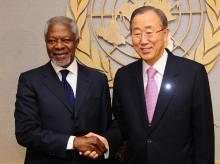 Kofi Annan et son successeur à la tête des Nations-Unies, le Sud-Coréen Ban Ki-Moon (à droite), au siège des Nations Unies le 01 mars 2012