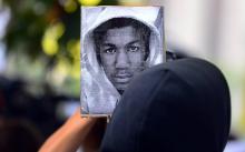 Un manifestant brandit un portrait du jeune Trayvon Martin, en juillet 2013 à Los Angeles