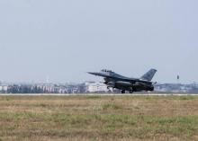 Un avion de chasse F-16 Fighting Falcon de l'armée américaine décolle sur la base aérienne d'Incirlik en Turquie, le 9 août 2015