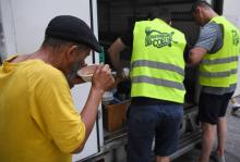 Des bénévoles des Restos du coeur distribuent une soupe froide à un sans-abri à Strasbourg, le 30 juillet 2018