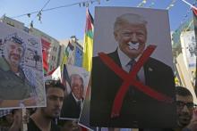 Manifestants palestiniens avec des portraits de Yasser Arafat et de Donald Trump, le 17 juillet 2018 à Naplouse en Palestine