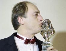Etienne Chicot le 7 mai 1989 après avoir reçu le Molière du meilleur acteur dans un second rôle pour "Une absence"