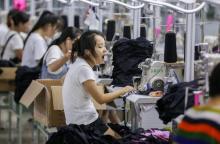 Des employés à l'oeuvre dans une usine de maillots de bain à Yinglin, en Chine, le 2 août 2018