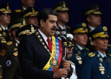 Le président vénézuélien Nicolas Maduro (g) lors d'une cérémonie militaire, le 4 août 2018 à Caracas, au cours de laquelle il est sorti indemne d'un attentat aux drones