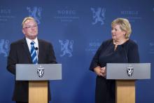 La Première ministre norvégienne Erna Solberg (D) et le ministre norvégien de la Pêche Per Sandberg (G) lors d'une conférence de presse conjointe le 13 août 2018 à Oslo. M. Sandberg a démissionné ce m