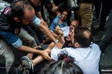 Une manifestante est arrêtée par la police turque lors d'une manifestation à Istanbul le 25 août 2018