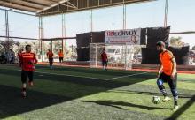 De jeunes Syriens déplacés de zones rebelles reprises par le régime jouent dans un tournoi de foot organisé à Idleb, une province du nord-ouest de la Syrie où ils tentent de construire une nouvelle vi